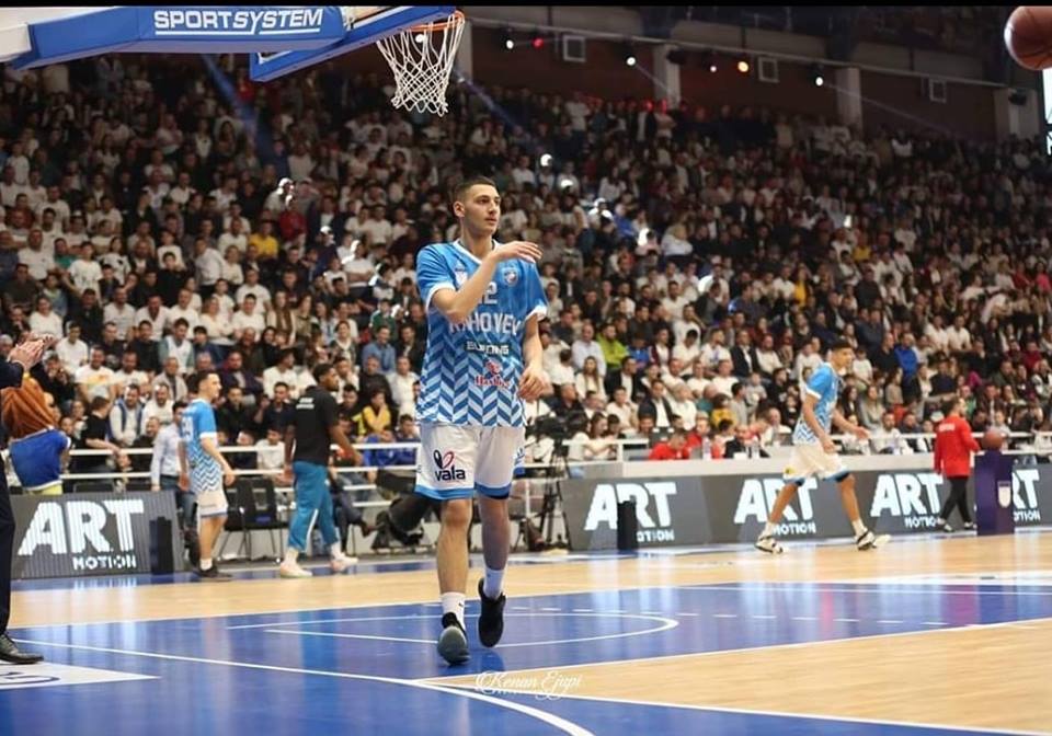 Talenti 15 vjeçar që sot zhvilloi tre ndeshje në basketboll e shënoi 53 pikë