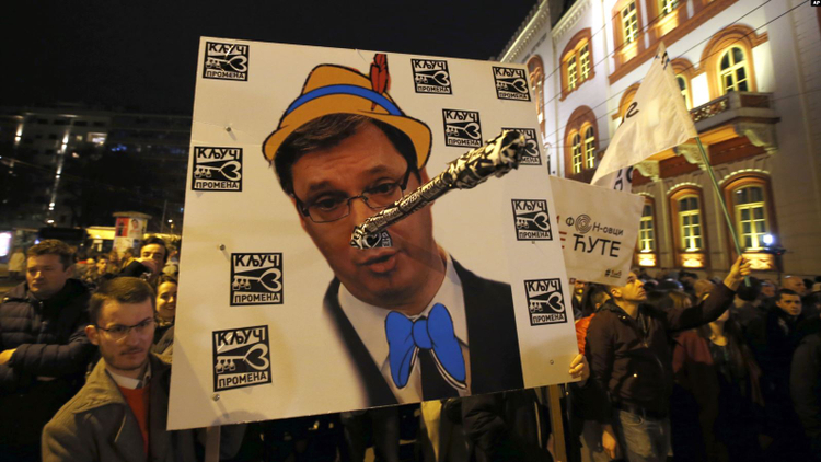 Policia dëbon demonstruesit nga RTS-ja, opozita thërret për protestë nesër gjatë konferencës së Vuçiqit