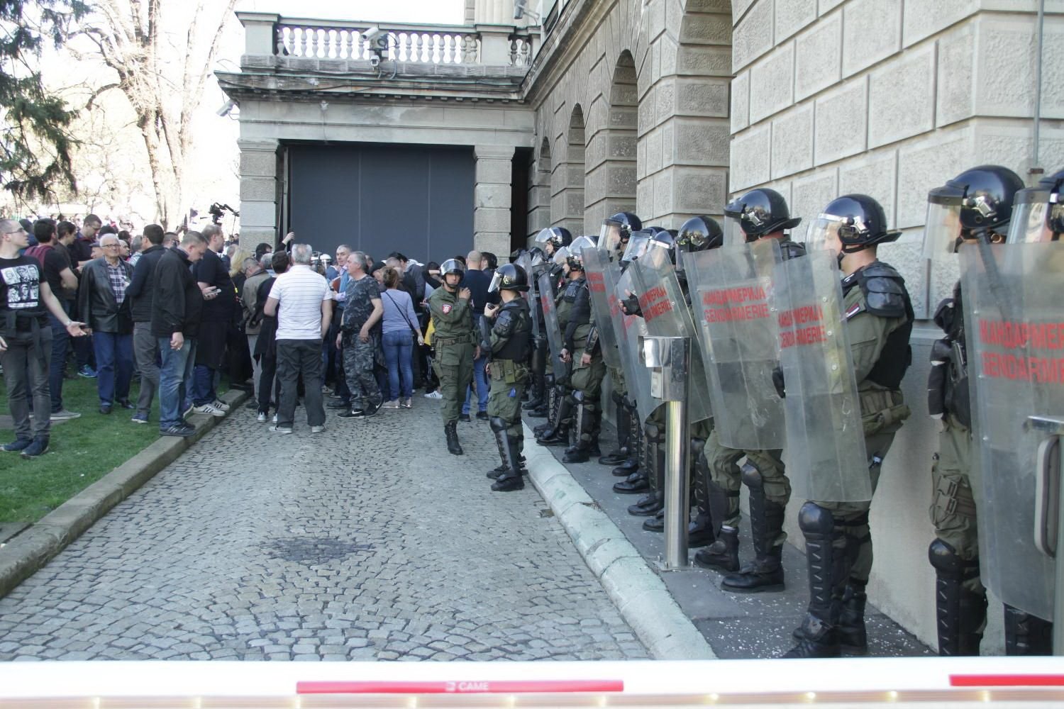Protestuesit serbë thyejnë barrikadën para presidencës gjatë fjalimit të Vuçiqit