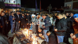Ndizen qirinj në Lipjan për të rinjtë që vdiqën në aksidentin në Duhël
