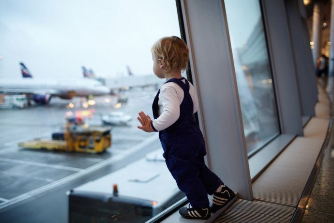 Aeroplani u desh të kthehej, nëna kishte harruar fëmijën në aeroport