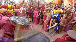Festa e pranverës në Indi - Gratë rrahin burrat