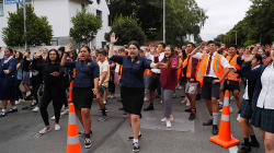 Shokët e klasës së të vrarëve në Zelandë shpërthejnë në lot duke kujtuar viktimat me vallëzimin “Haka”