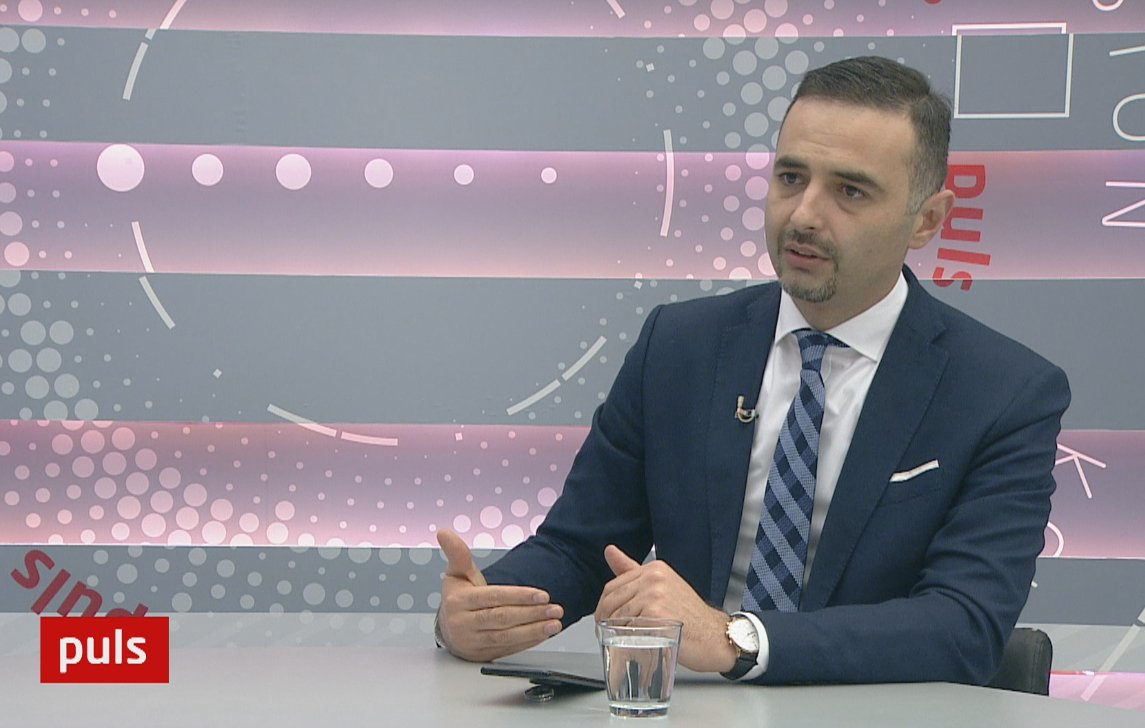 Ministri Lluka bën dallimin e pagave në Postë dhe Telekom