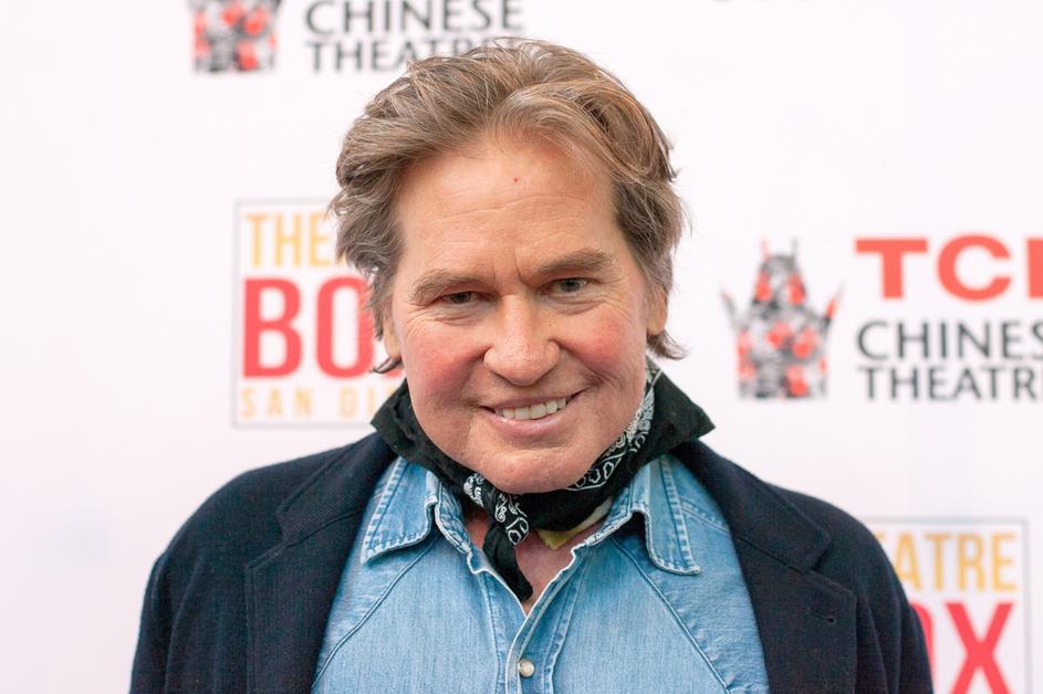 Val Kilmer në qilimin e kuq pas luftës me sëmundjen e rëndë