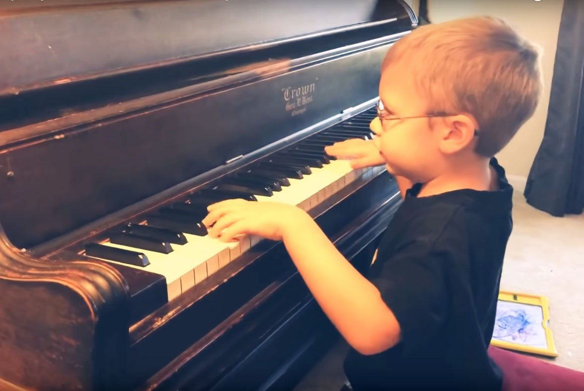 L'enfant aveugle de 6 ans qui joue du piano 
