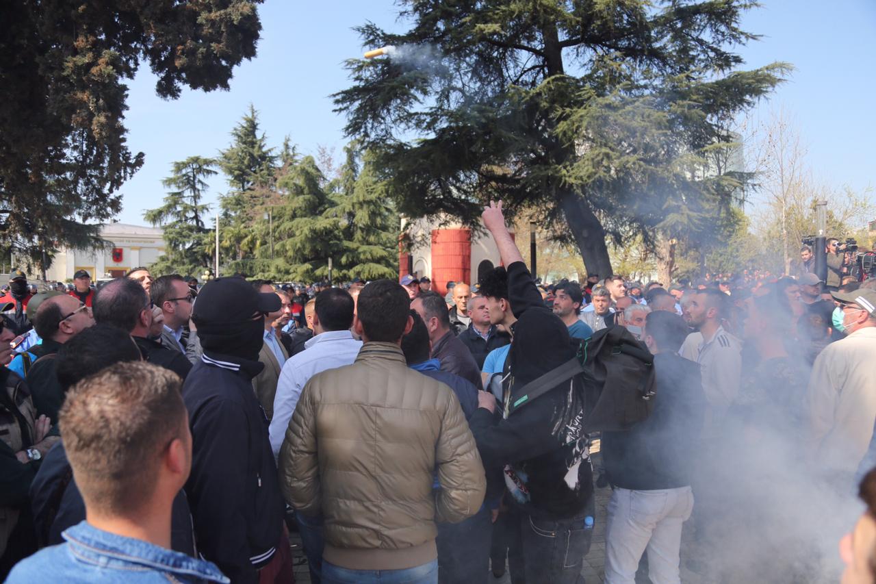 Tymuese e kapsolla përpara Parlamentit, policia i kërkon Bardhit të largojë personat e maskuar
