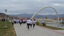 Në Mitrovicë u mbajt maratona e vrapimit me moton “Gratë për gratë”