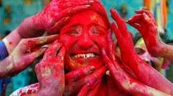 Indianët kremtojnë festivalin e ngjyrave, simbolizon ardhjen e pranverës