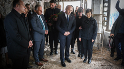 Haradinaj bën homazhe te pllaka përkujtimore për viktimat e familjes Berisha