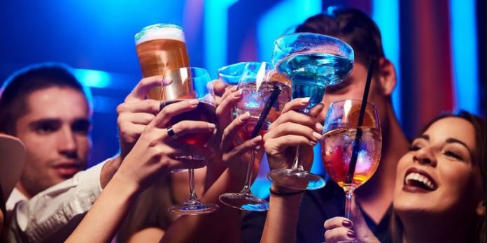 Adoleshentët shqiptarë ndër konsumatorët më të pakët të alkoolit në Europë