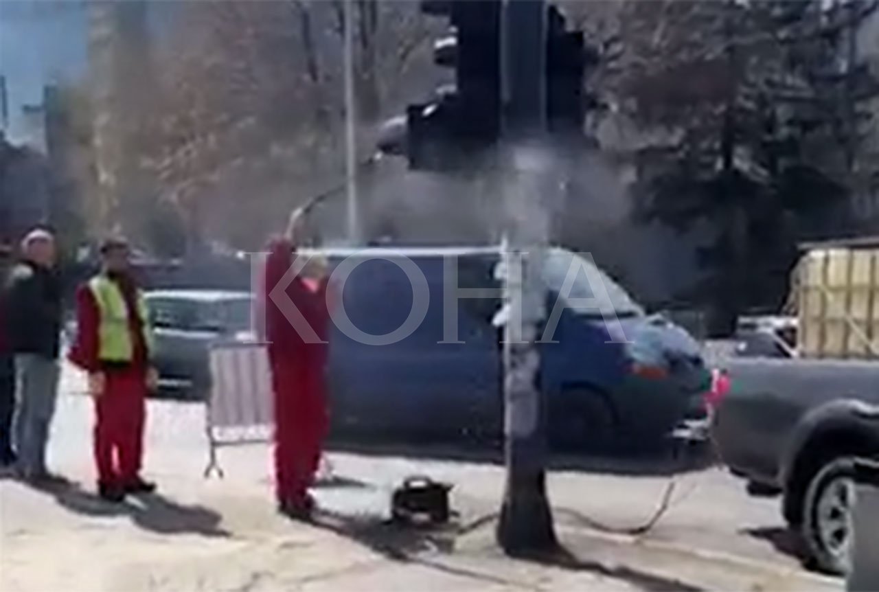 Vazhdon pastrimi i semaforëve në Prishtinë