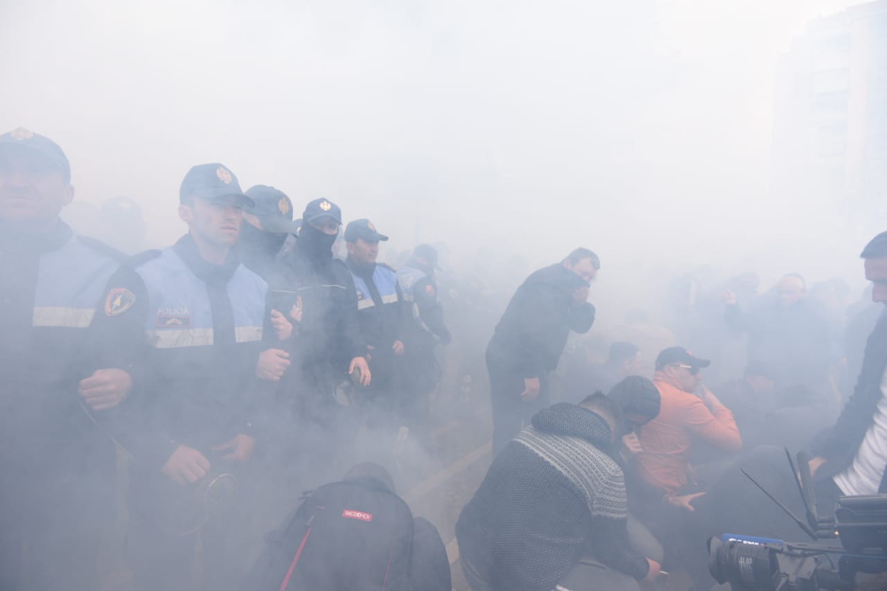 Procedohen penalisht sekretari i PD-së Bardhi dhe 27 protestues të opozitës