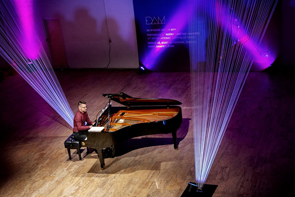 “DAM”-i në triptik me vepra shqipe, udhëtim pianistik e thirrje për art