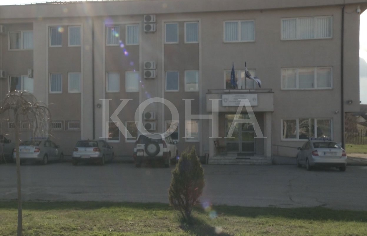Gjykata liron tre policët e akuzuar për shtytje në vetëvrasje të një policeje në Klinë