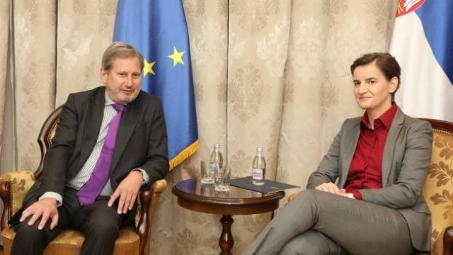 Hahn: Ngecja e dialogut me Kosovën nuk bën ta ndalë integrimin evropian të Serbisë
