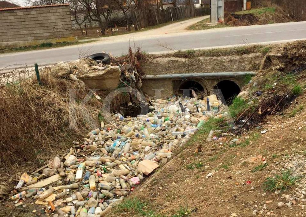 Mbeturinat bllokojnë kanalet e ujitjes nëpër fshatra të Pejës