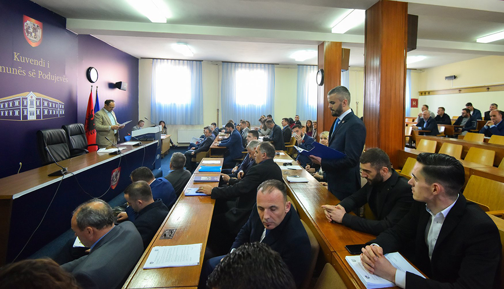 Opozita e Podujevës bojkoton seancën shkaku i injorimit të Kuvendit nga kryetari