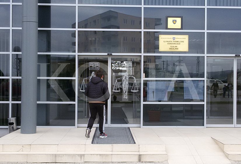 Dy drejtorë komunalë të Gjilanit me padi, por të pasuspenduar