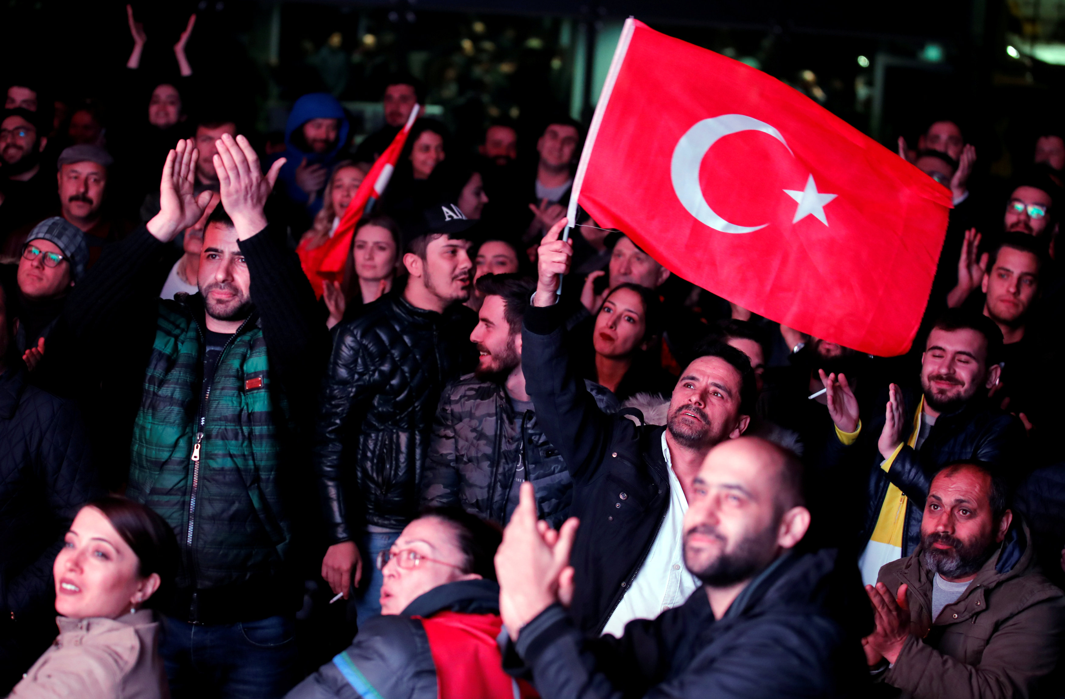 Në Turqi janë mbyllur vendvotimet në zgjedhjet që po cilësohen test për Erdoganin