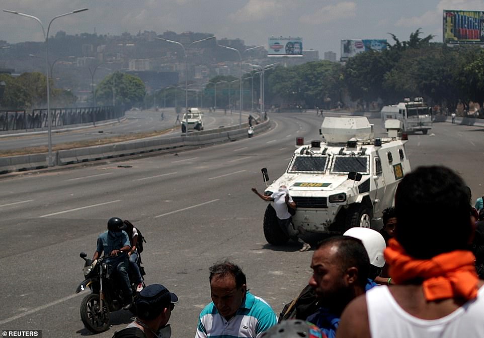 Blindat ushtarake sulmuan turmën në Venezuelë, të paktën 71 të plagosur