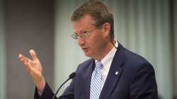 Burchett: Askush s’është i gatshëm t’i dënojë serbët e ndyrë për dhunën seksuale në Kosovë