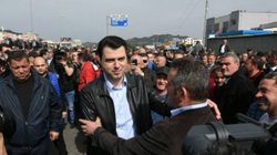 Bllokimi i rrugëve në Shqipëri nga opozita do të zgjasë tre orë