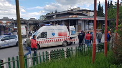 Policia arreston një person për rrahjen e kushëririt të kryeministrit dhe një personi tjetër në Pejë