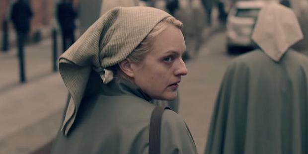 Elisabeth Moss e gatshme të luftojë në fragmentin e sezonit të tretë të "The Handmaid’s Tale"