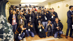 Grupi Koha u kërkon institucioneve dhe AGK-së t’i ndalin sulmet ndaj gazetarëve