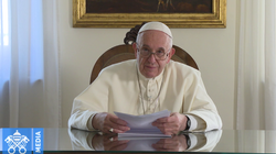 Papa Françesku: Vizitën time ia kushtoj një shenjtoreje të madhe, një bije të vendit tuaj - Nënë Terezës