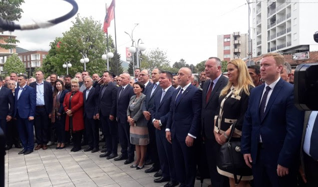 Kryeministri bën homazhe te busti i Luan Haradinajt në Deçan