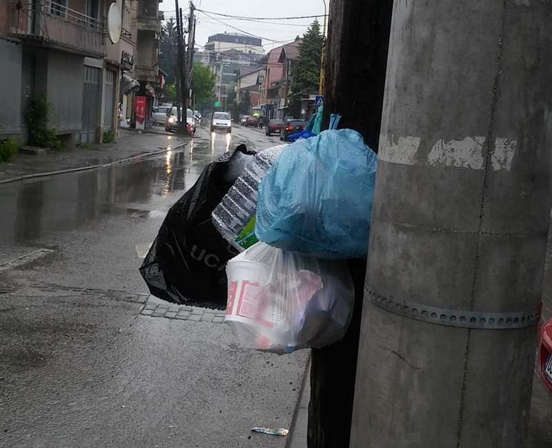 Shumë rrugë të Pejës pa shporta për mbeturina