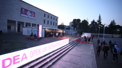 Nesër mbyllet festivali i filmit në Tiranë “Dea Open Air”