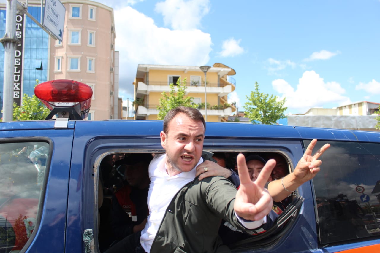 Momenti kur Klevis Balliu hyn në veturën e policisë në Tiranë
