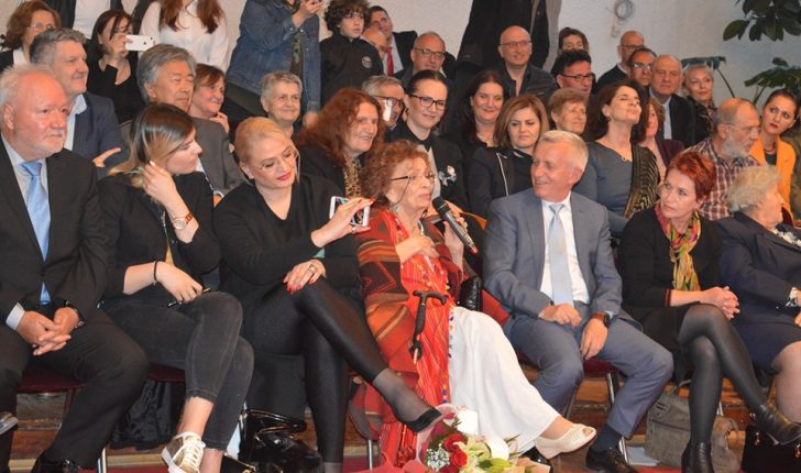 Koncert në 86-vjetorin e Pagarushës, këngëtarja emocionohet nga kolegët nga Shqipëria dhe Maqedonia