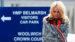 Pamela Anderson e viziton Julian Assange në burg, trajtimin e tij e konsideron të padrejtë