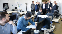 Reçica i tregon delegacionit nga Iowa për papunësinë dhe mungesën e punëtorëve të kualifikuar