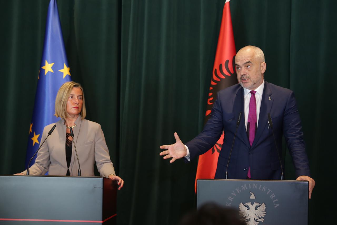 Mogherini i fajëson institucionet e Kosovës për ngecjet në dialog