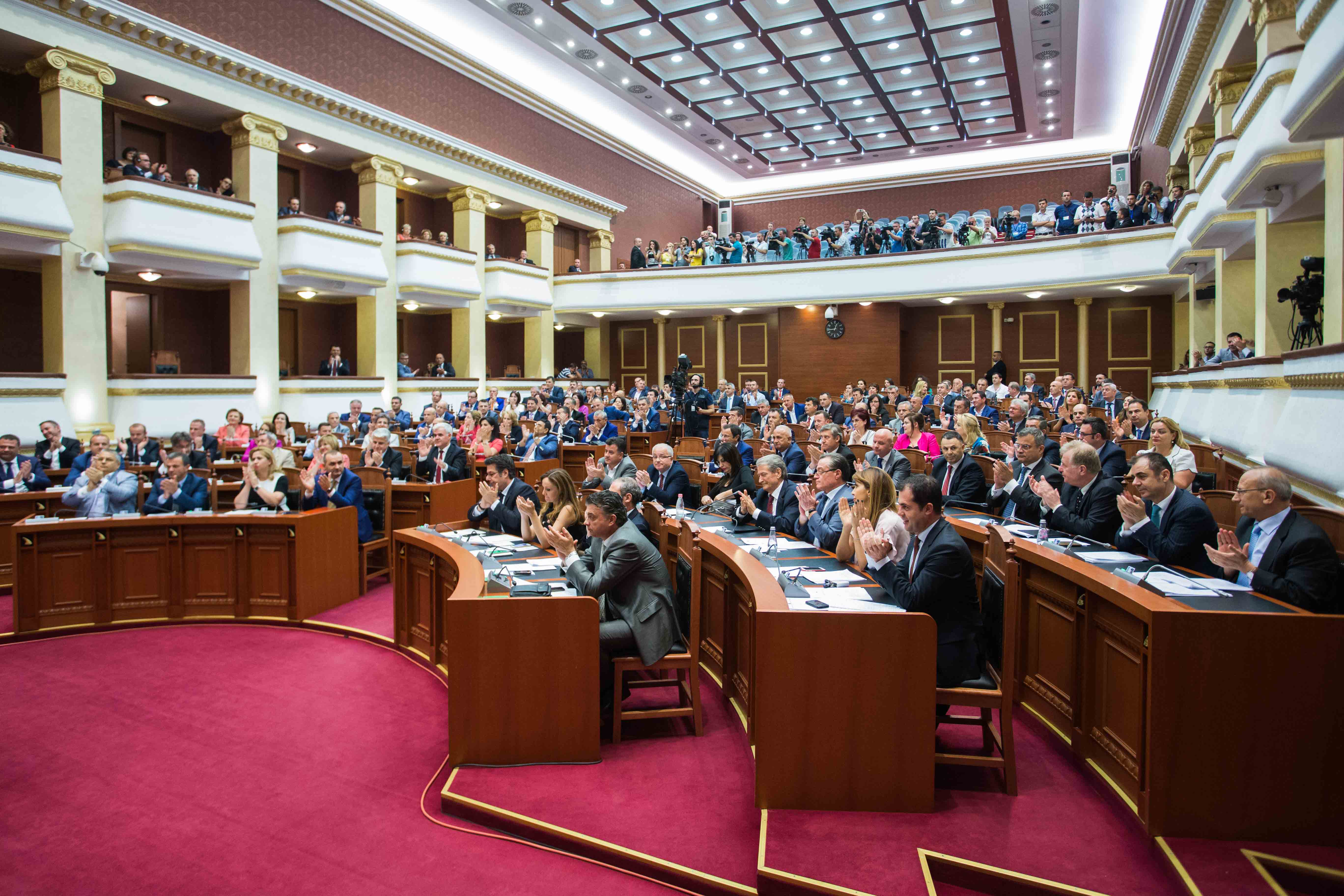 36 deputetë kanë përtërirë mandatet e “djegura” nga opozita në Parlamentin e Shqipërisë