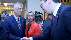 Thaçi i shtrëngon dorën Vuçiqit, injoron Dodikun