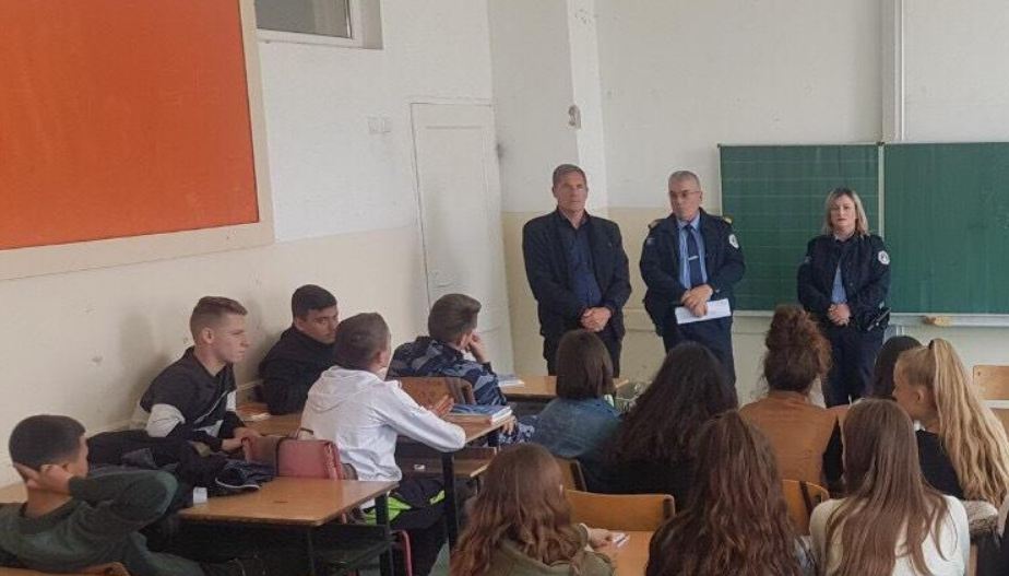 Policia e Kosovës mban ligjërata vetëdijesuese për nxënësit e shkollave fillore në Gjilan