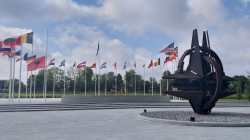 Flamuri shqiptar në selinë e NATO-s në gjysmë shtizë