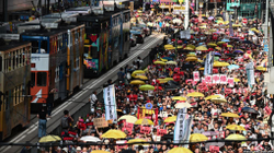 Përleshje në Parlamentin e Hong Kongut, lëndohen katër deputetë