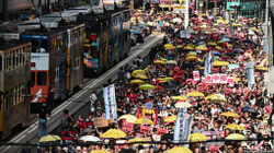 Përleshje në Parlamentin e Hong Kongut, lëndohen katër deputetë