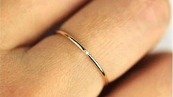 Poston foton e unazës së martesës në Facebook, komentuesit e tallin pa fund