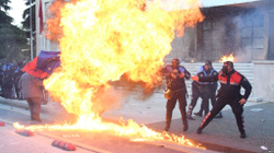 BE dënon dhunën në protestën e djeshme në Tiranë