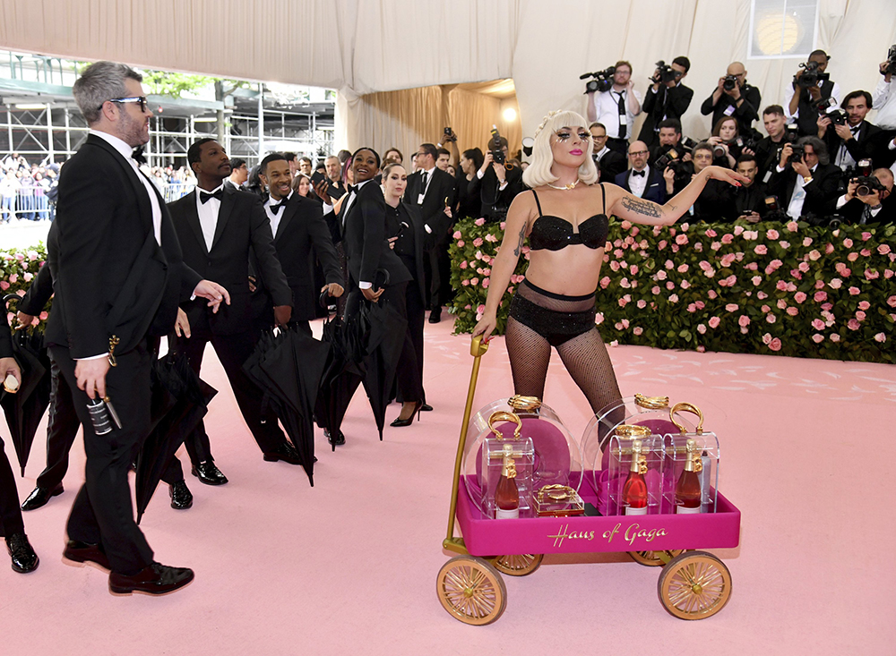 Pas striptizit publik Lady Gaga provokon përsëri në të brendshme