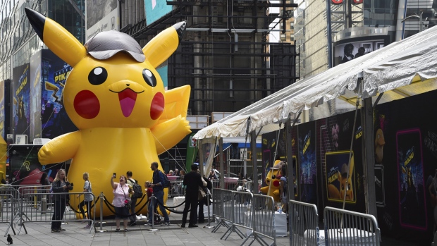 “Pikachu” përpiqet të largojë nga froni “Avengers”- por nuk ia del për pak