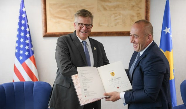 Haradinaj takohet me delegacionin amerikan të Lutjeve të Mëngjesit